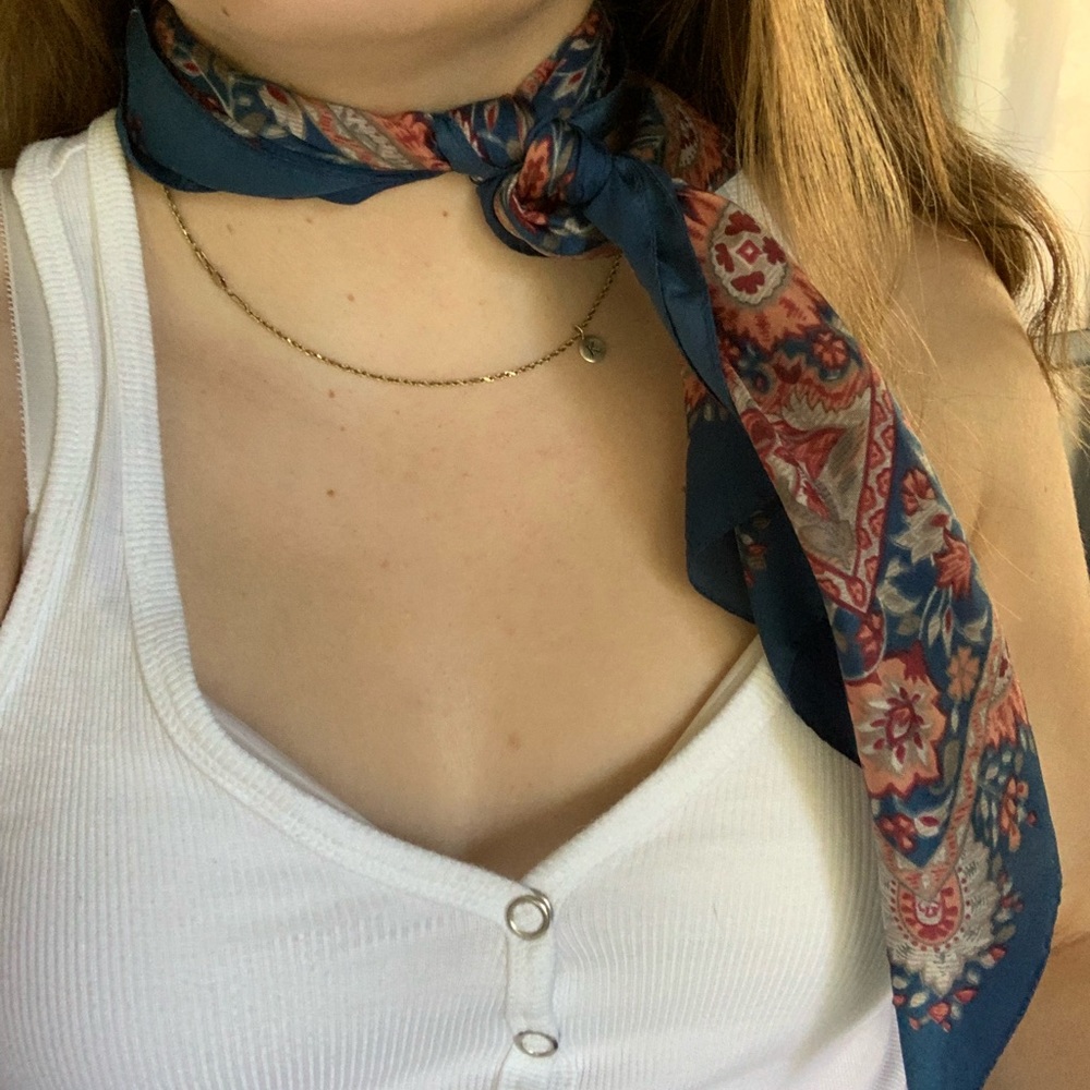 Beautiful patterned scarf - Picture 3 of 4
